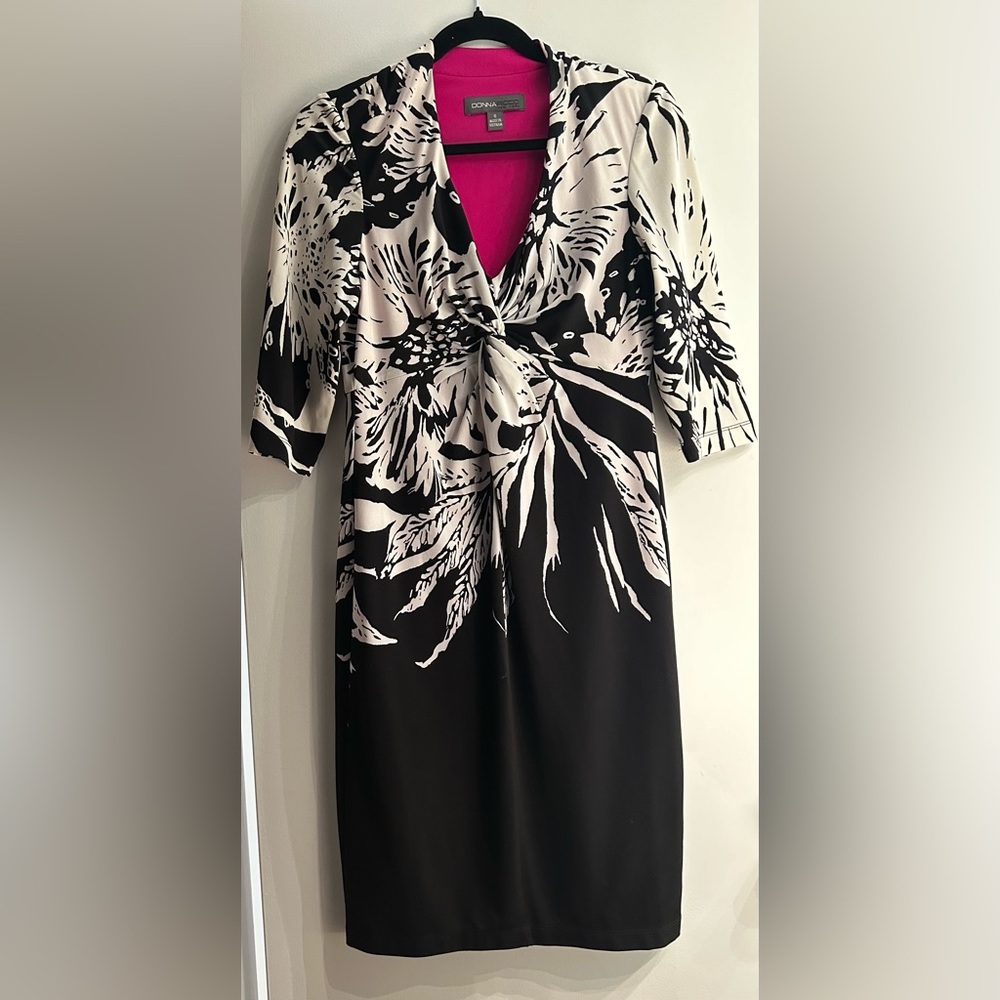 V neck black and white “Donna Ricco” New York mid sleeve dress